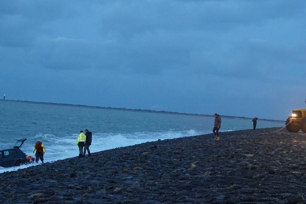 Auto rijdt van Brouwersdam het water in