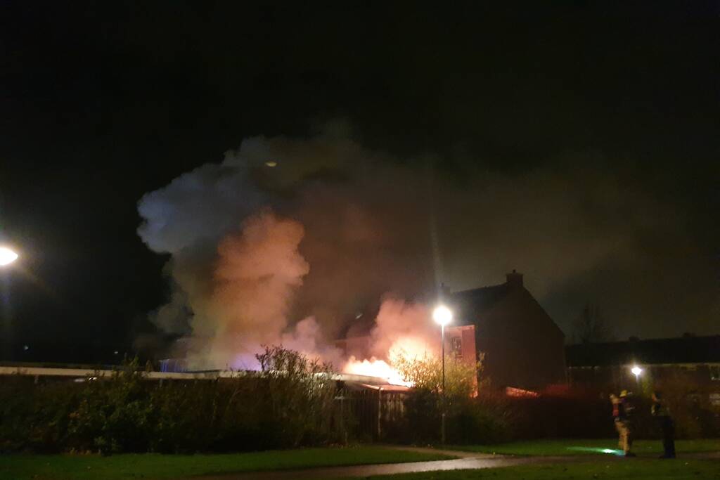 Meerdere schuren vliegen in brand