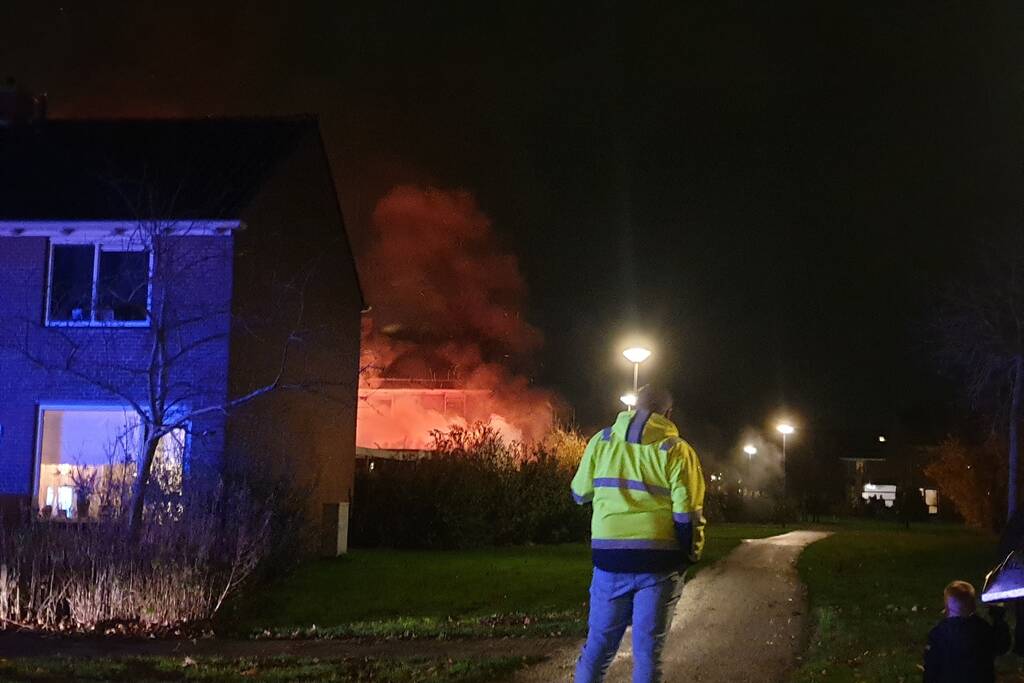 Meerdere schuren vliegen in brand