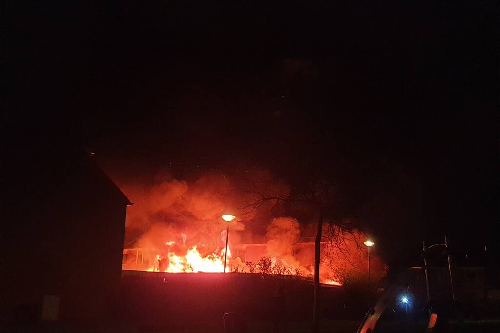 Meerdere schuren vliegen in brand