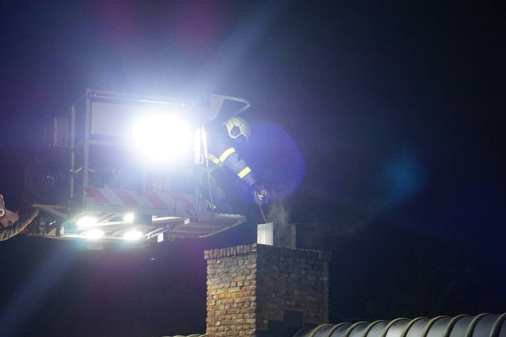 Brand in schoorsteen van woning