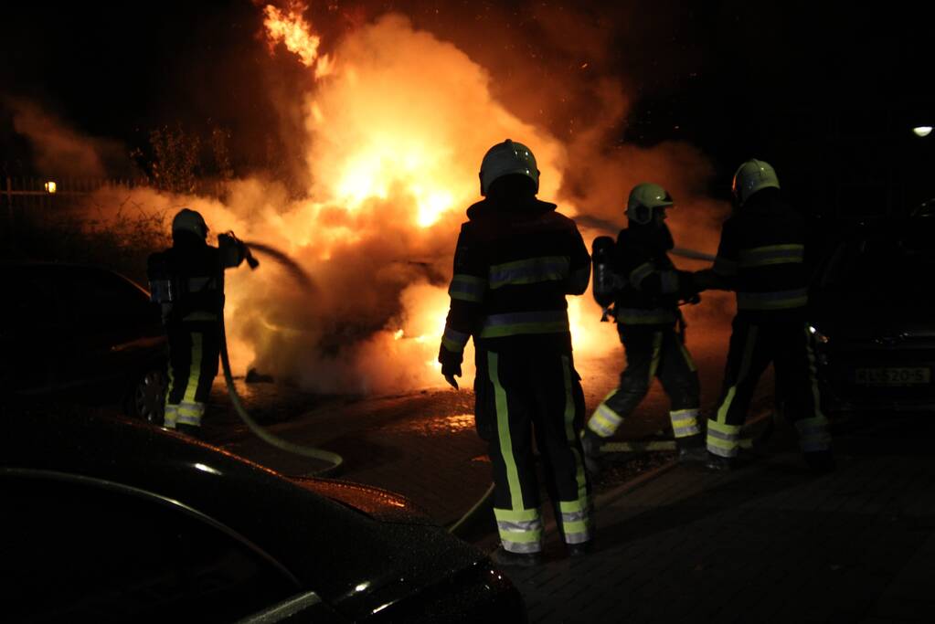 Geparkeerde auto brandt volledig uit