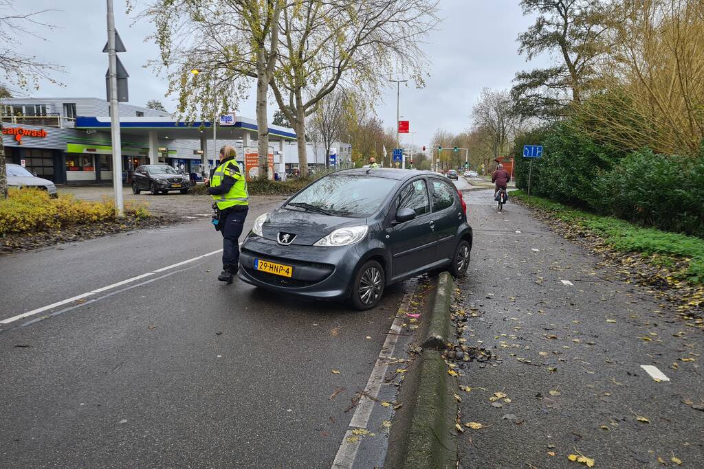 Bestuurster verliest macht over het stuur
