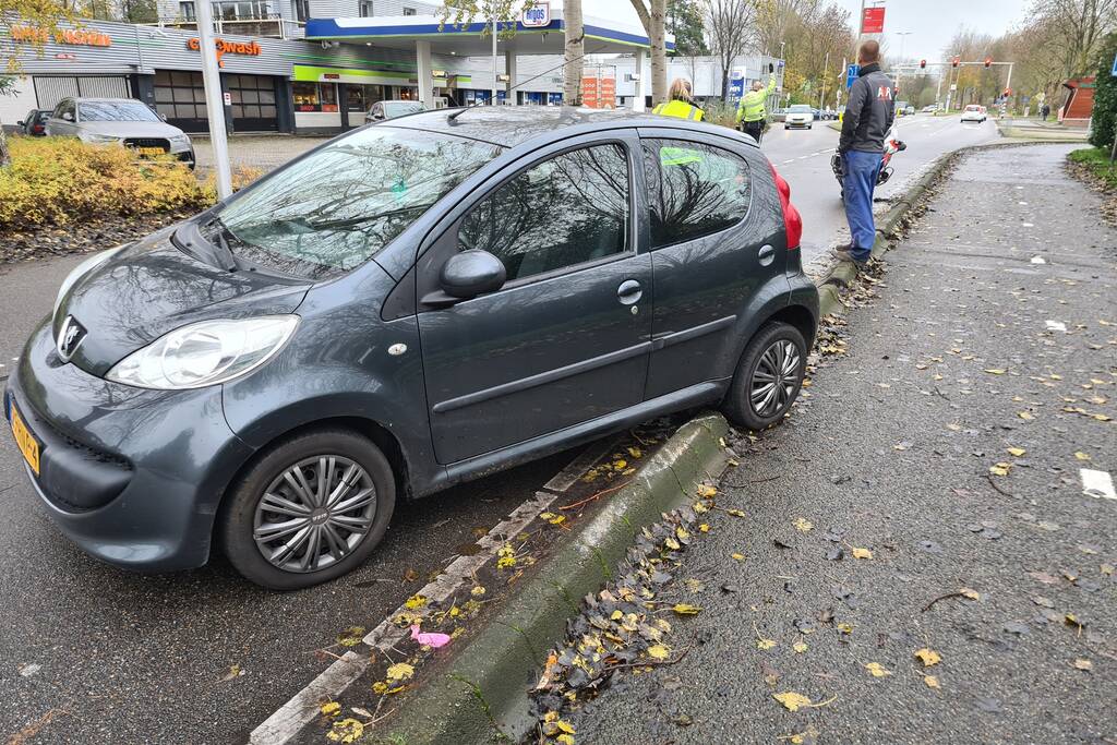 Bestuurster verliest macht over het stuur