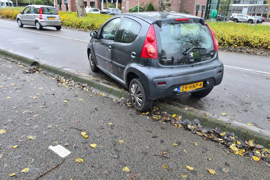 Bestuurster verliest macht over het stuur