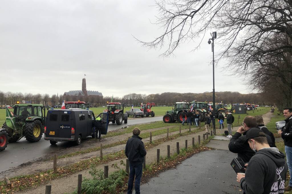 Boeren rijden met tractoren zonder toestemming Malieveld op