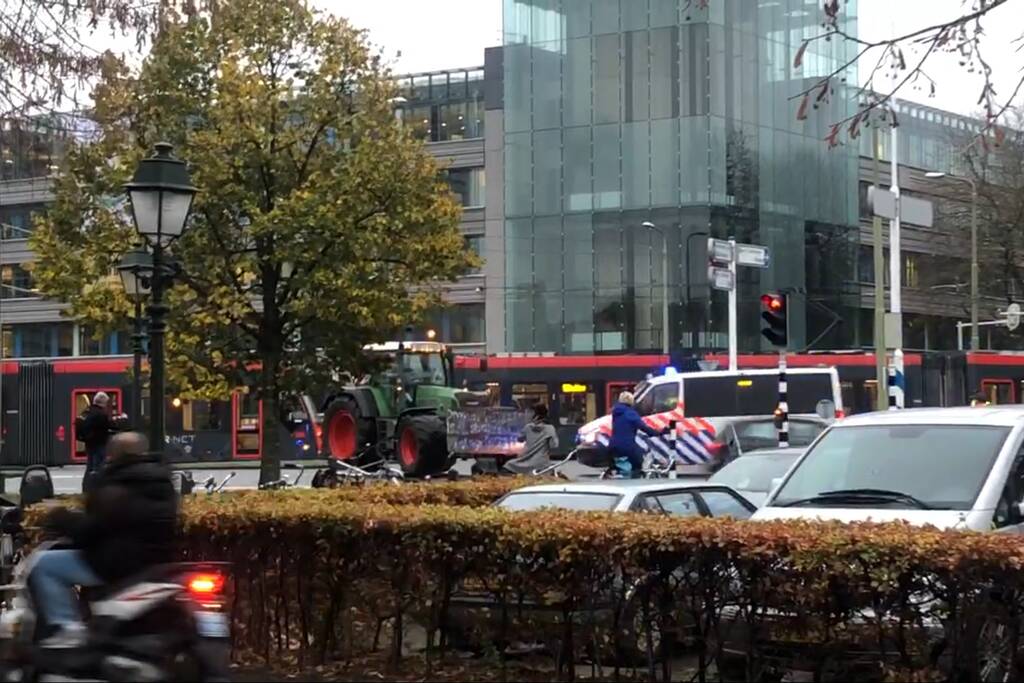 Boeren rijden met tractoren zonder toestemming Malieveld op