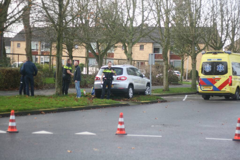 Persoon gewond na botsing tegen boom