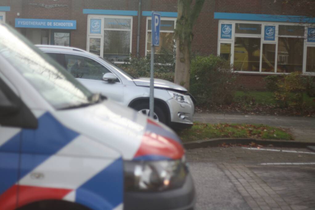 Persoon gewond na botsing tegen boom