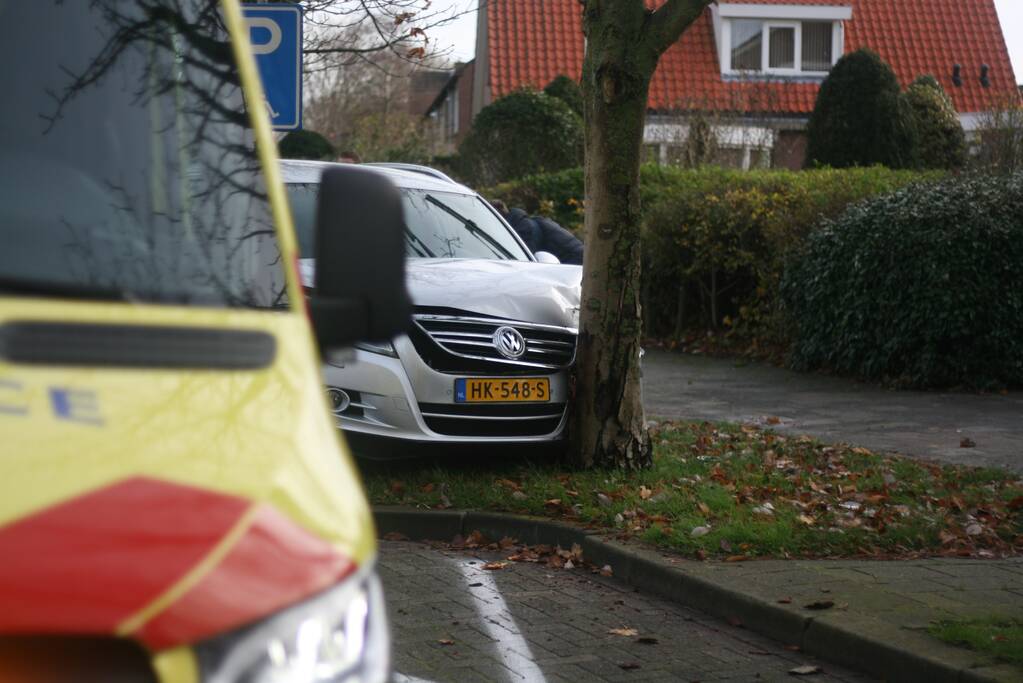 Persoon gewond na botsing tegen boom