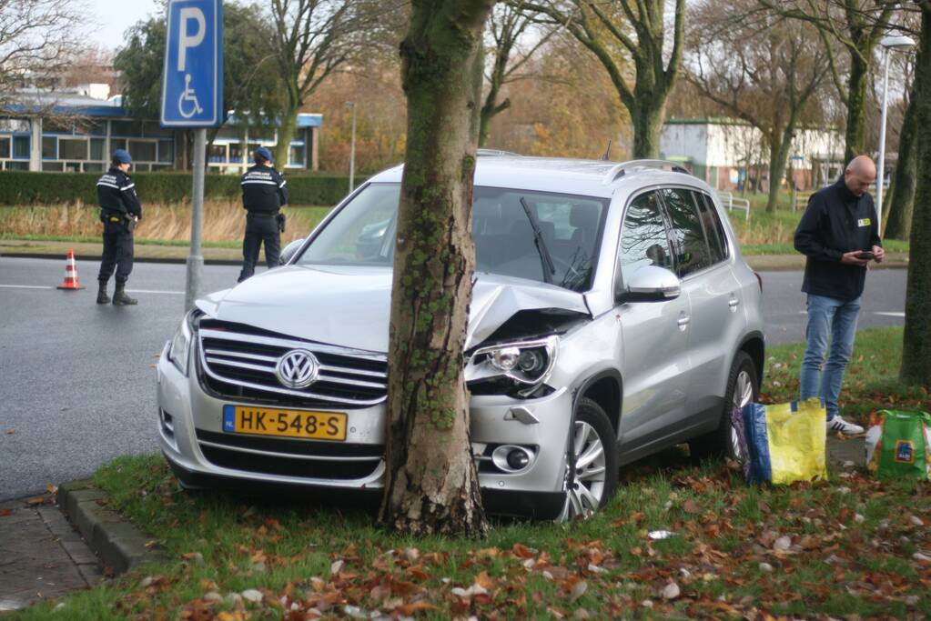 Persoon gewond na botsing tegen boom