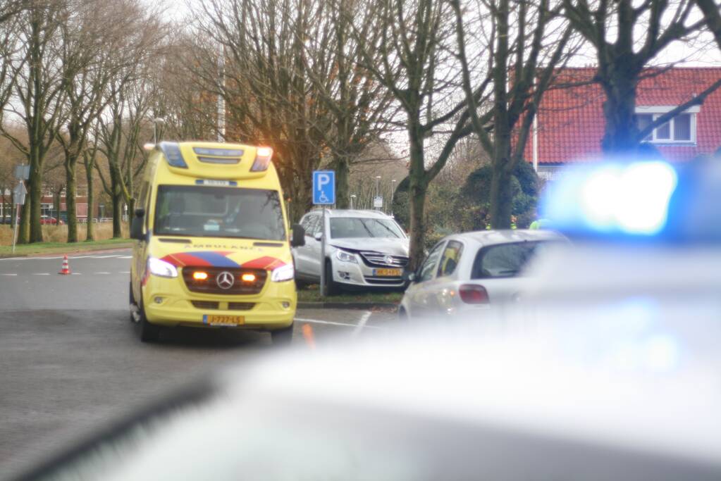 Persoon gewond na botsing tegen boom