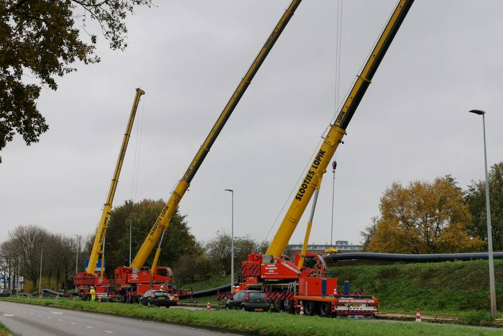 Grote hijskranen leggen nieuwe drinkwaterleiding