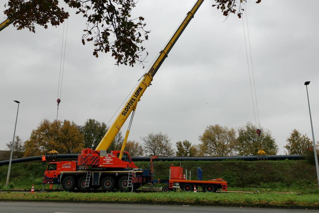Grote hijskranen leggen nieuwe drinkwaterleiding