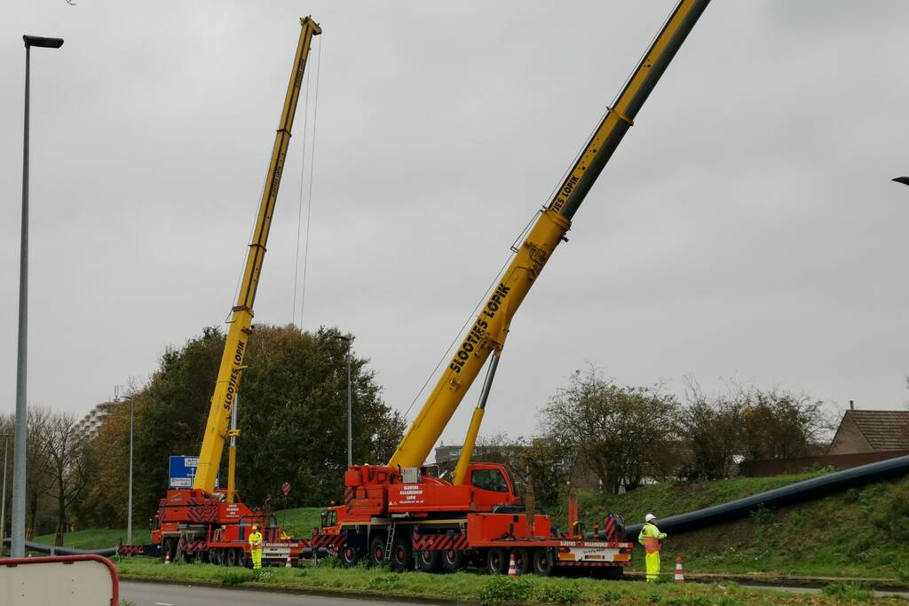 Grote hijskranen leggen nieuwe drinkwaterleiding