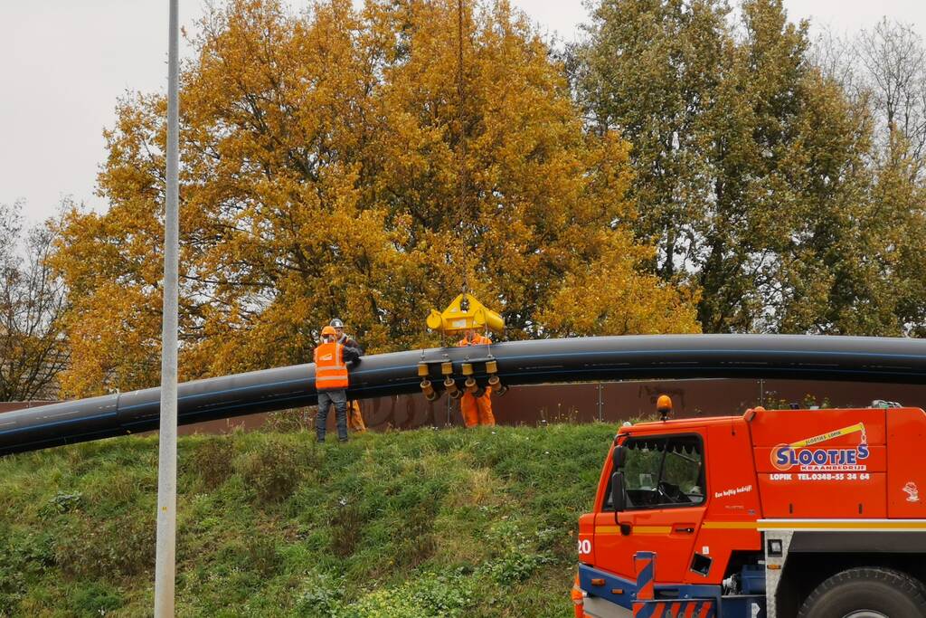 Grote hijskranen leggen nieuwe drinkwaterleiding