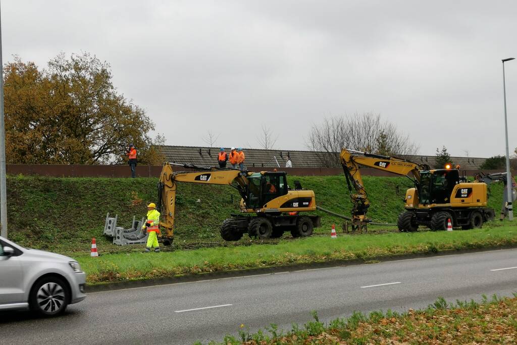Grote hijskranen leggen nieuwe drinkwaterleiding