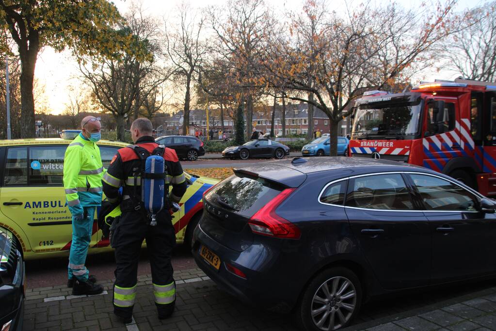 Brand in keuken van woning, oven vat vlam