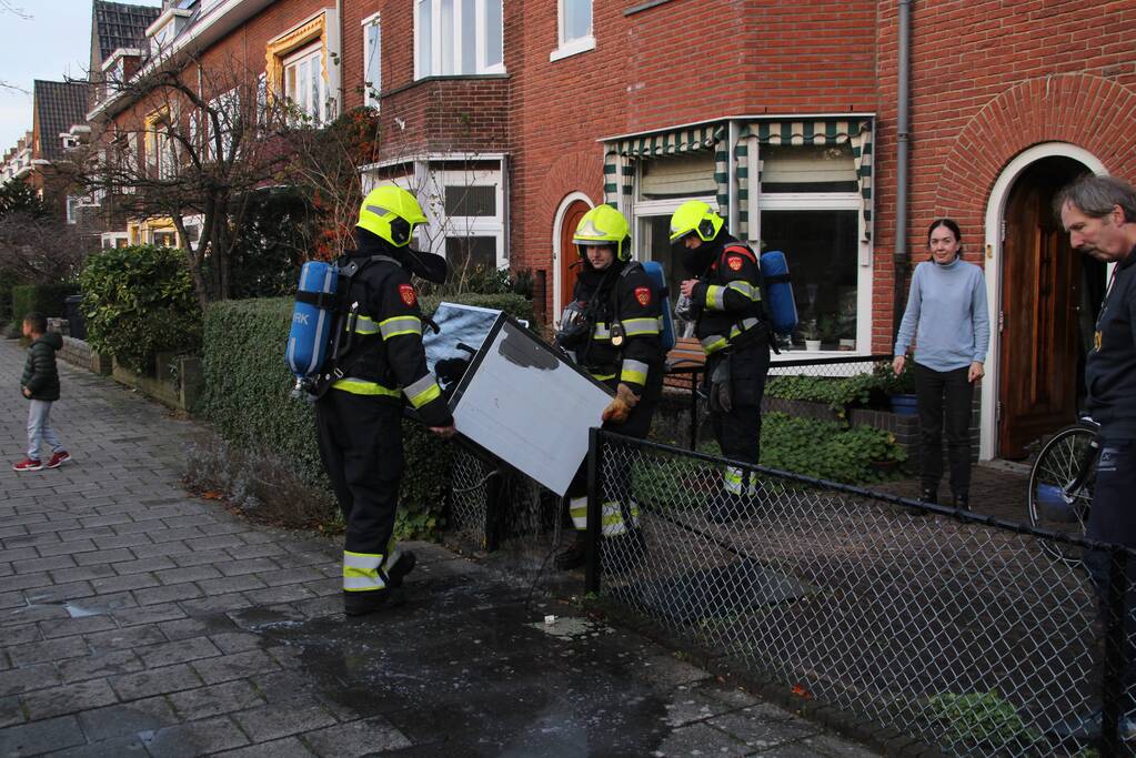 Brand in keuken van woning, oven vat vlam