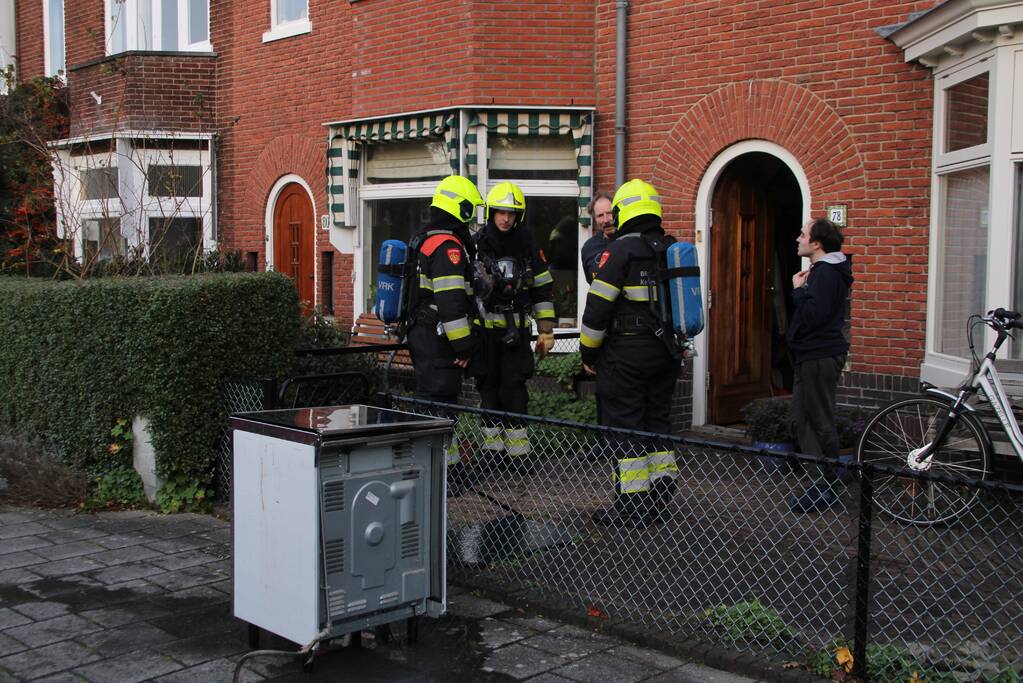 Brand in keuken van woning, oven vat vlam