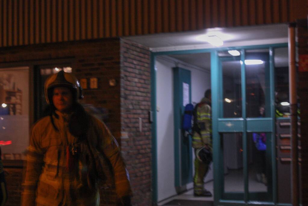 Onderzoek naar mogelijk brand in portiek