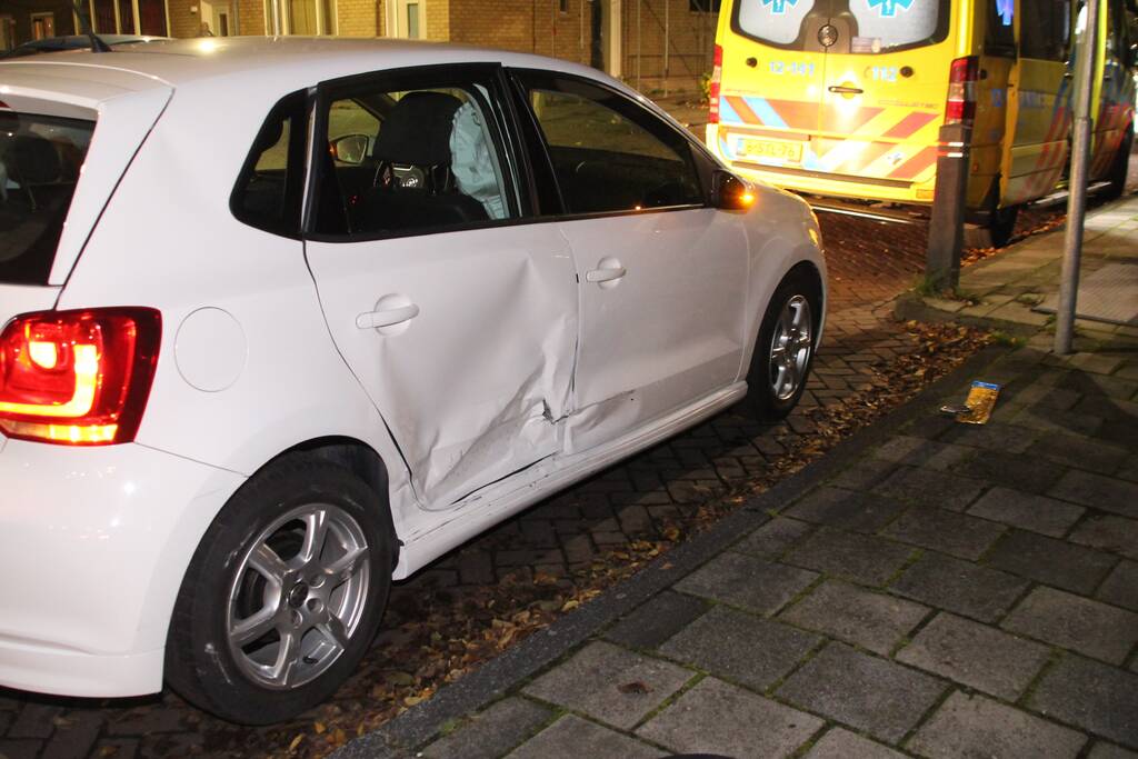 Twee voertuigen botsen op kruising