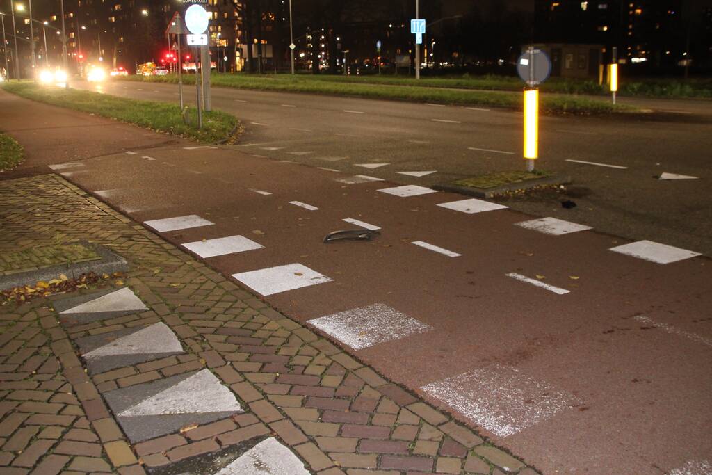 Twee voertuigen botsen op kruising