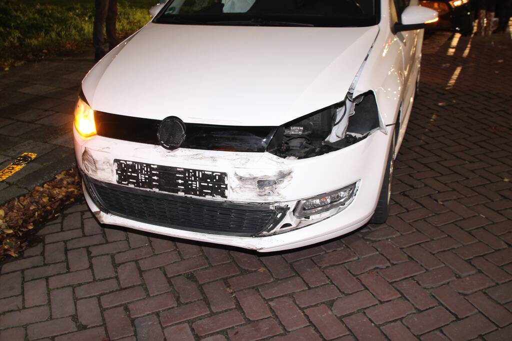 Twee voertuigen botsen op kruising