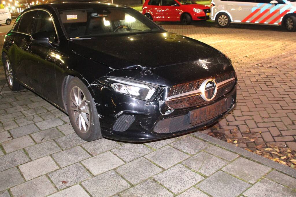 Twee voertuigen botsen op kruising