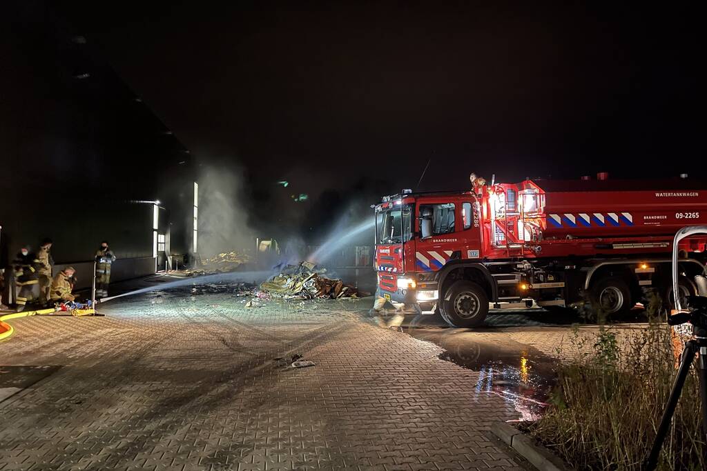 Forse buitenbrand bij bedrijfspand