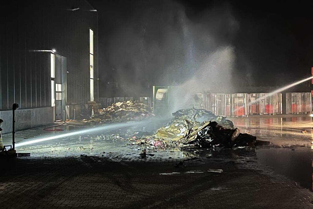Forse buitenbrand bij bedrijfspand