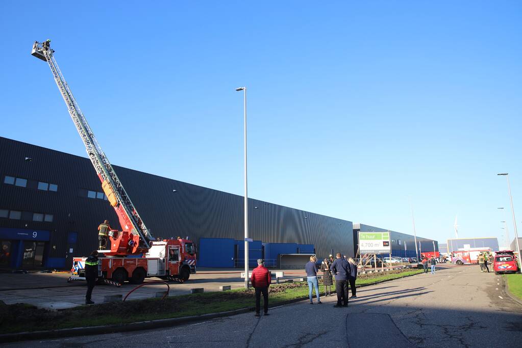Brand in bedrijfsverzamelgebouw op Distripark Doelwijk