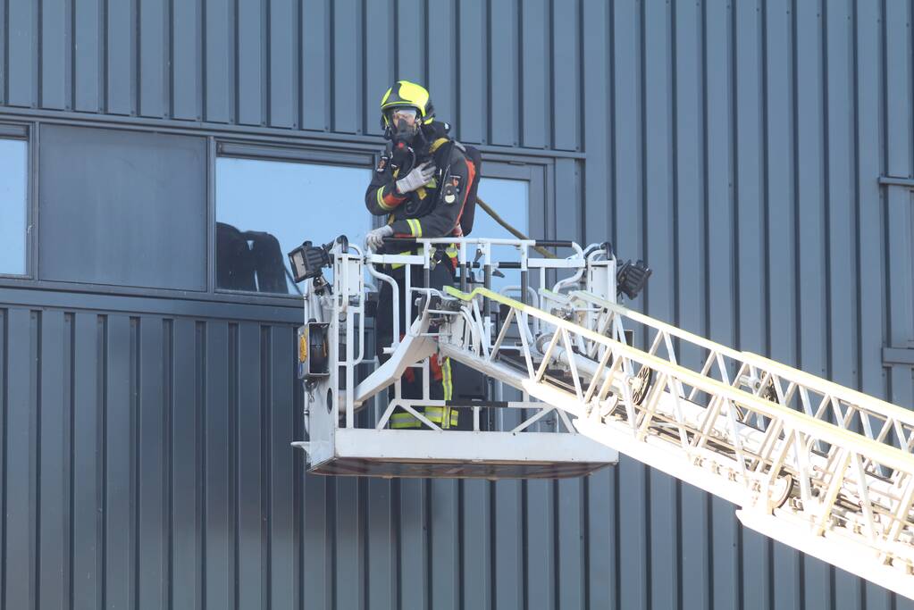 Brand in bedrijfsverzamelgebouw op Distripark Doelwijk