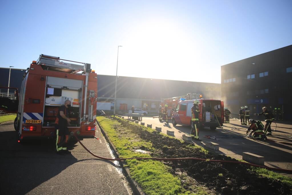 Brand in bedrijfsverzamelgebouw op Distripark Doelwijk