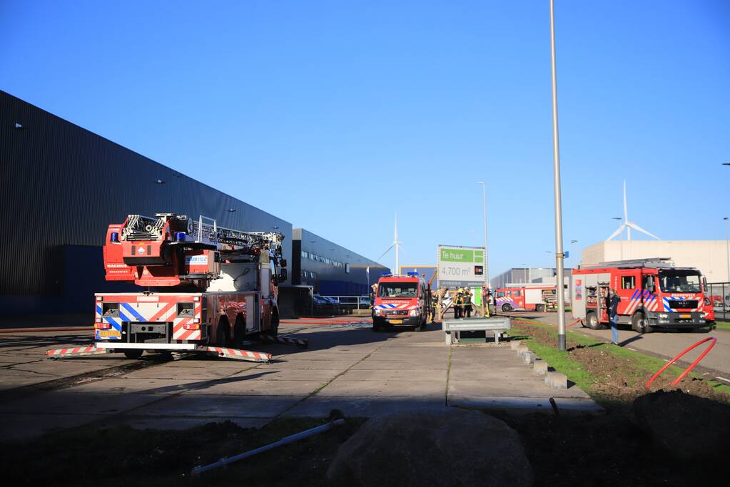 Brand in bedrijfsverzamelgebouw op Distripark Doelwijk