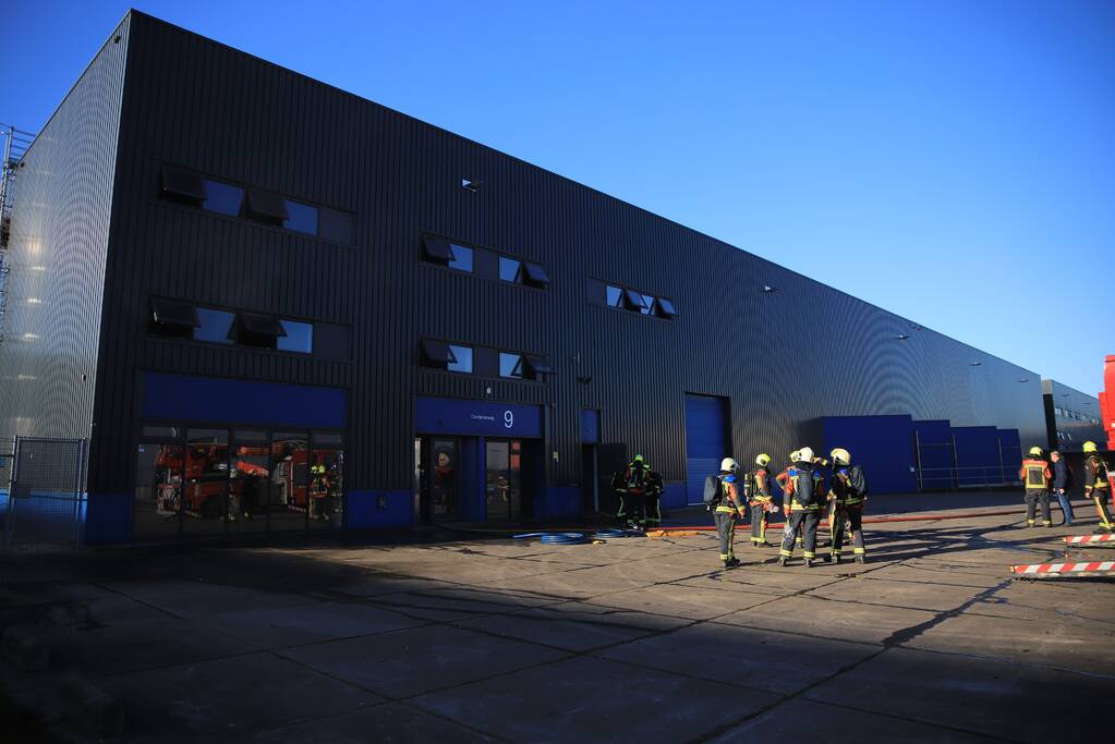 Brand in bedrijfsverzamelgebouw op Distripark Doelwijk