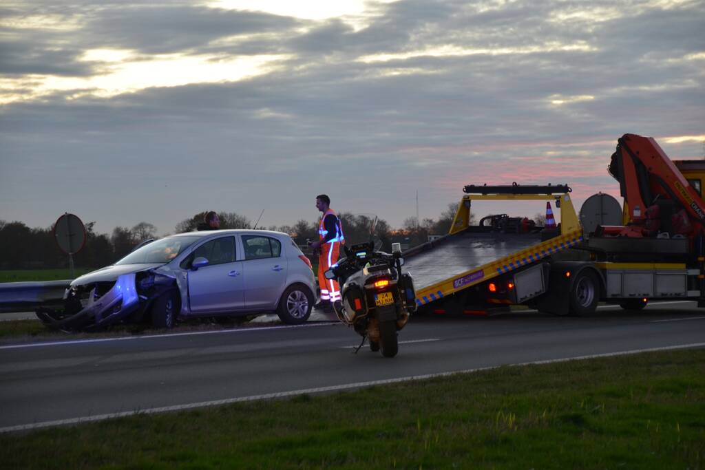 Automobilist botst tegen vangrail