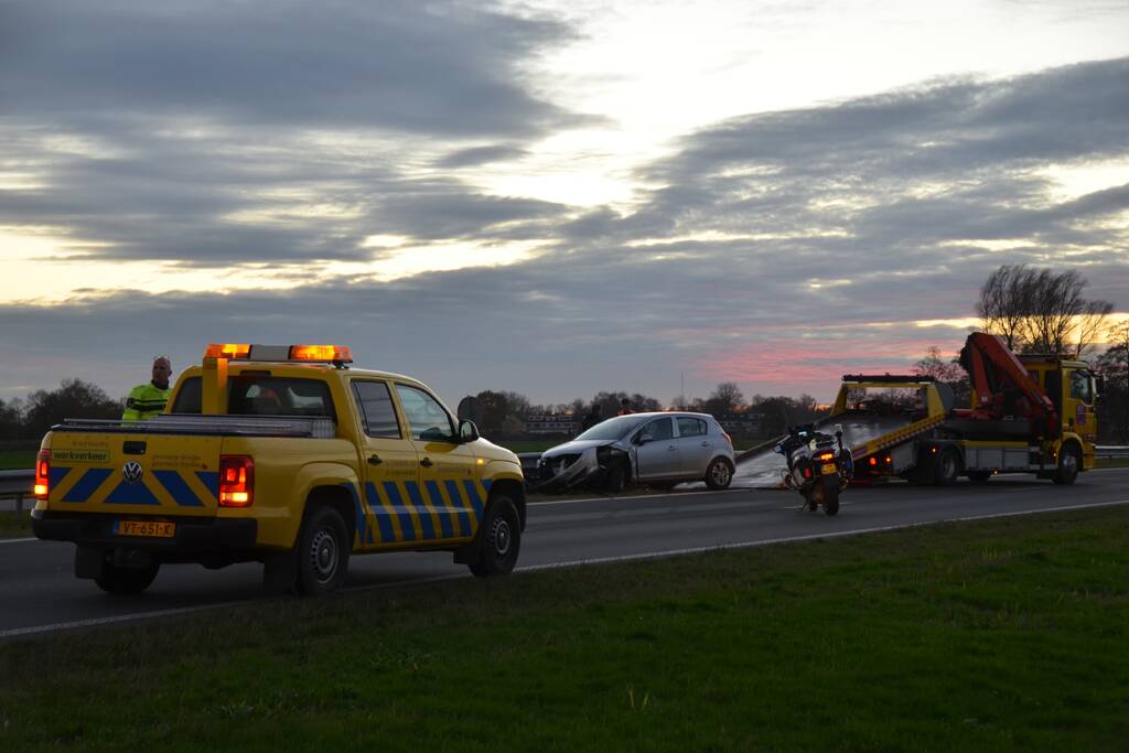 Automobilist botst tegen vangrail