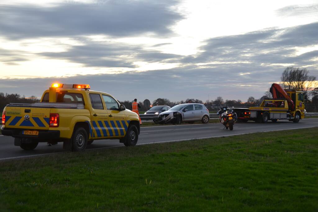 Automobilist botst tegen vangrail