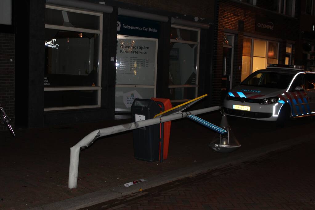 Vrachtwagen raakt lantaarnpaal tijdens achteruit rijden