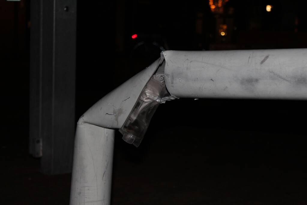 Vrachtwagen raakt lantaarnpaal tijdens achteruit rijden