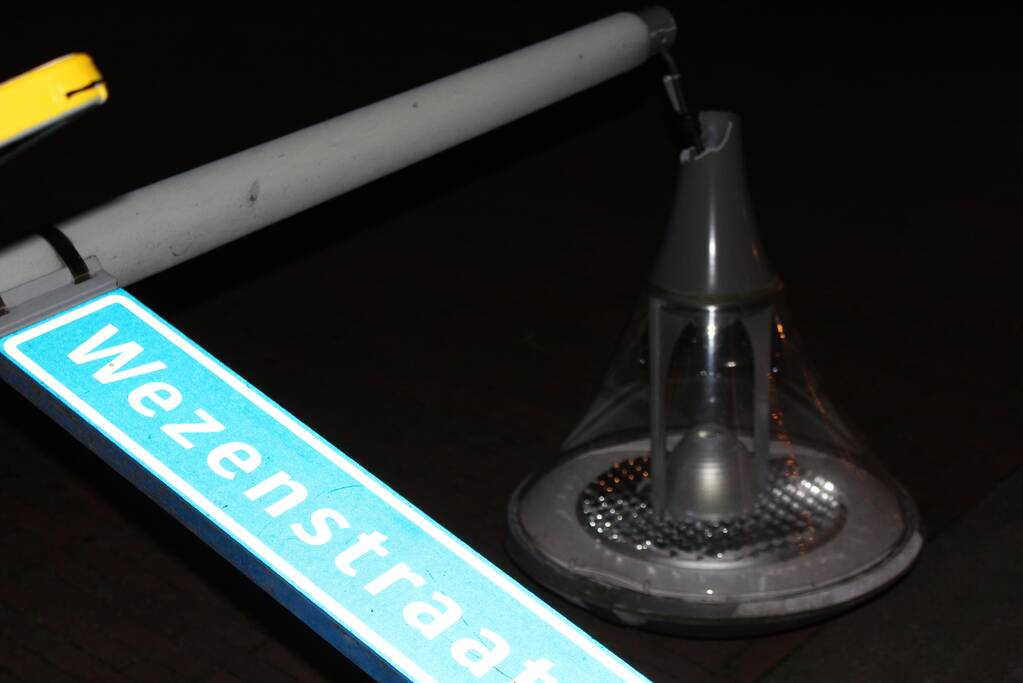 Vrachtwagen raakt lantaarnpaal tijdens achteruit rijden