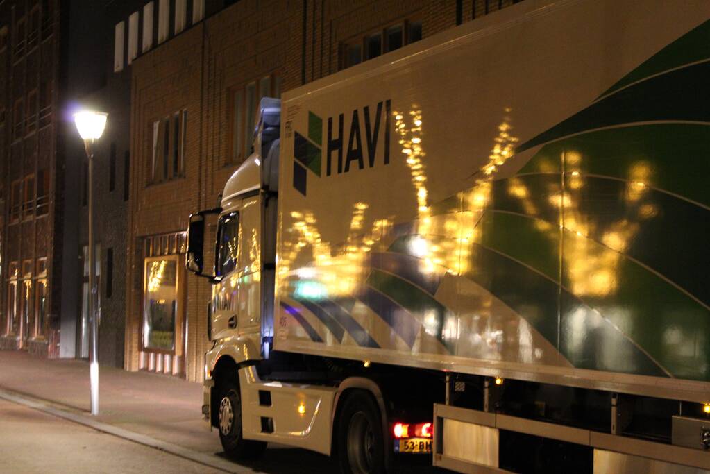 Vrachtwagen raakt lantaarnpaal tijdens achteruit rijden