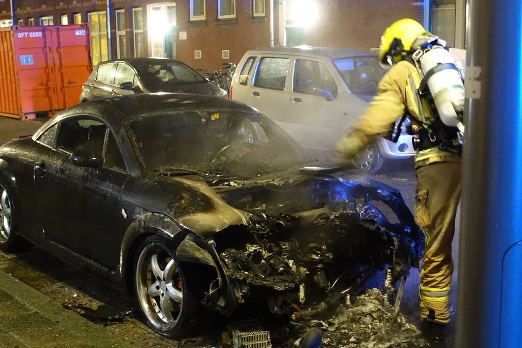 Auto volledig verwoest door brand