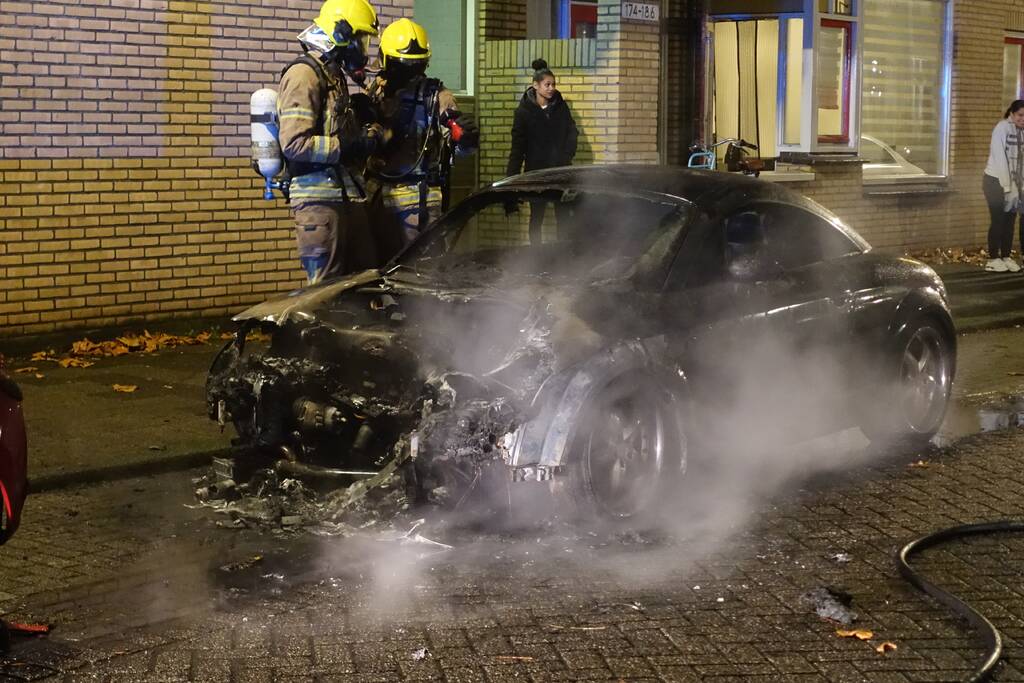 Auto volledig verwoest door brand