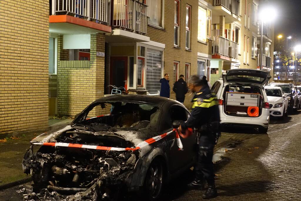 Auto volledig verwoest door brand