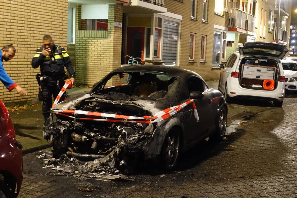 Auto volledig verwoest door brand