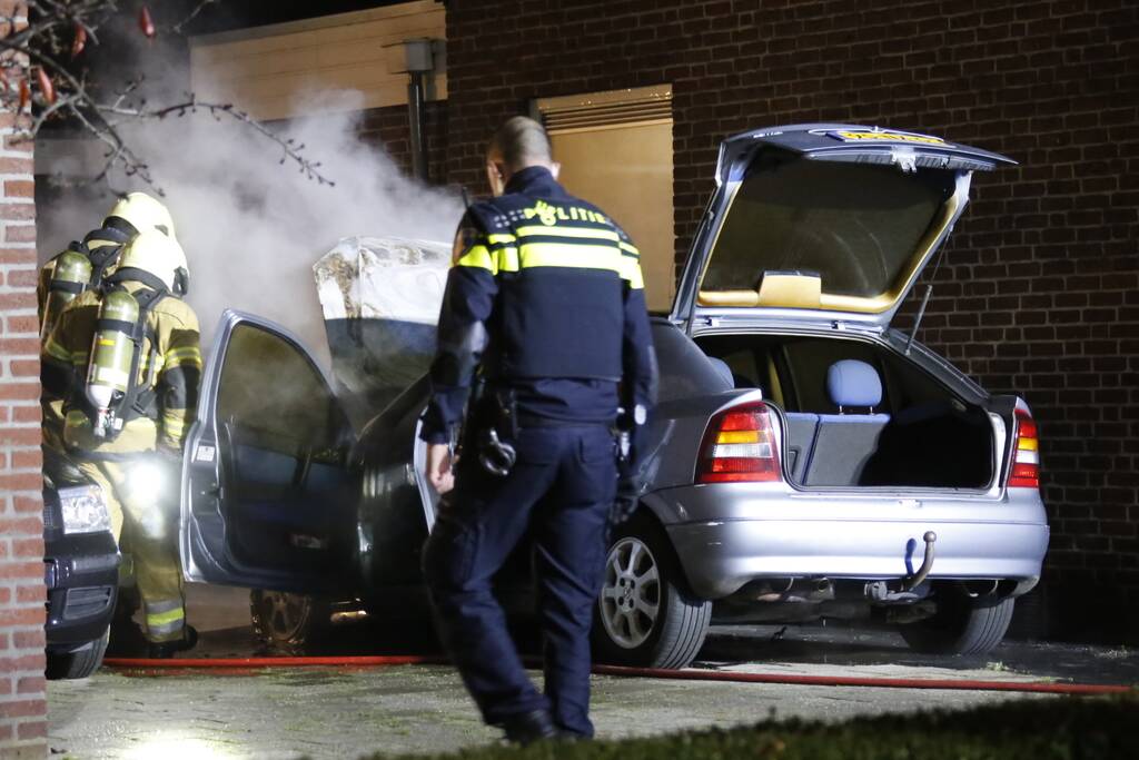 Geparkeerde auto naast woning brandt uit