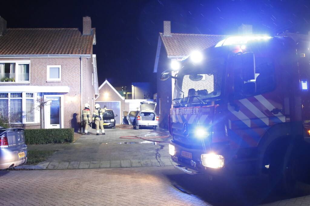 Geparkeerde auto naast woning brandt uit