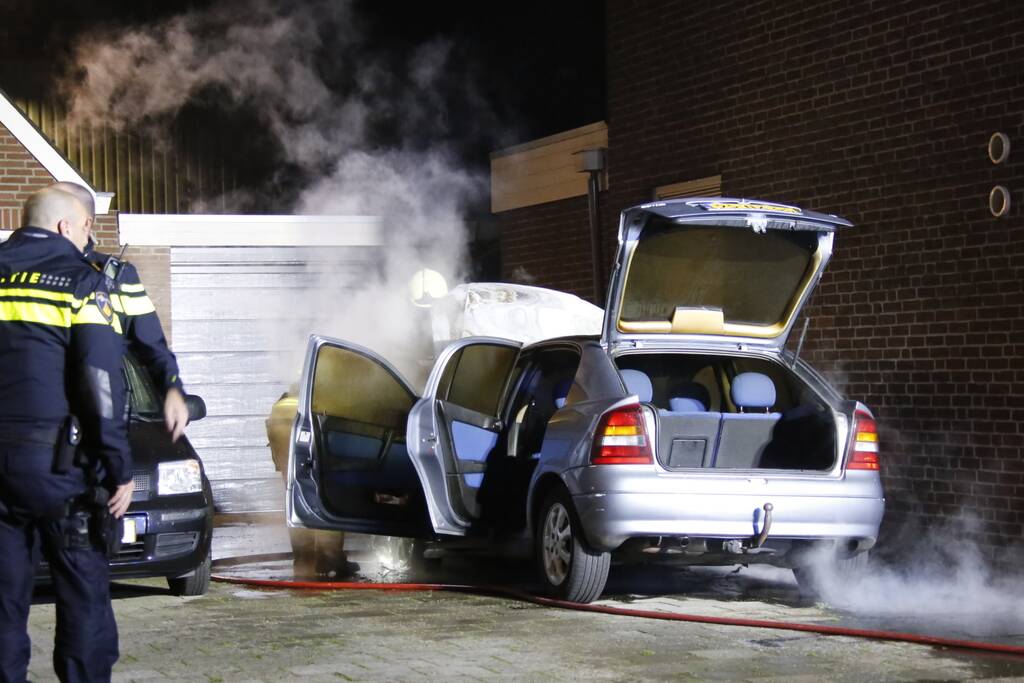 Geparkeerde auto naast woning brandt uit